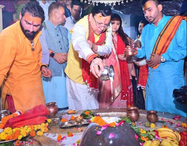 CM धामी ने अपने जन्म दिवस के अवसर पर टपकेश्वर महादेव मंदिर में पूजा-अर्चना कर  प्रदेश की खुशहाली और प्रदेशवासियों की सुख समृद्धि की कामना की