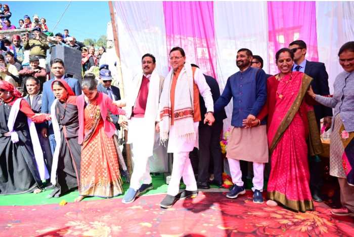 गैरसैंण के एतिहासिक गांव सारकोट पहुंच कर मुख्यमंत्री पुष्कर सिंह धामी ने सुनी जन समस्याएं, गांव के विकास के लिए की घोषणाएं