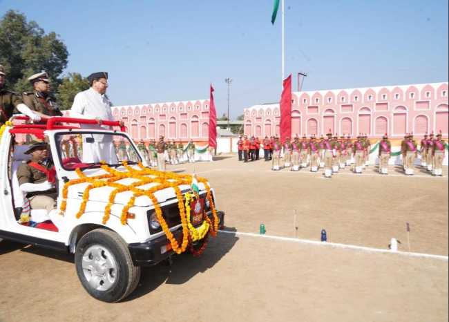 मुख्यमंत्री पुष्कर सिंह धामी ने होमगार्ड्स स्थापना दिवस पर आयोजित कार्यक्रम में रैतिक परेड का निरीक्षण किया