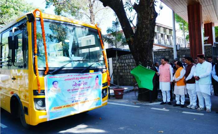 मुख्यमंत्री पुष्कर सिंह धामी ने उत्तरकाशी जनपद के कलस्टर विद्यालयों में परिवहन सुविधा के लिए 15 बसों का फ्लैग ऑफ किया