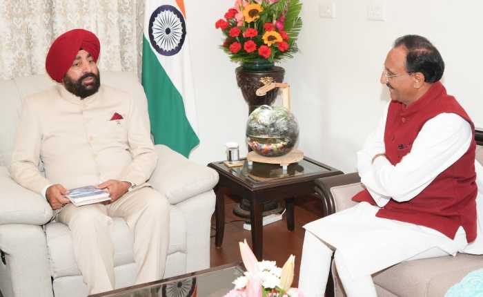 राज्यपाल से राजभवन में पूर्व मुख्यमंत्री डॉ. रमेश पोखरियाल ‘निशंक’ ने शिष्टाचार भेंट की