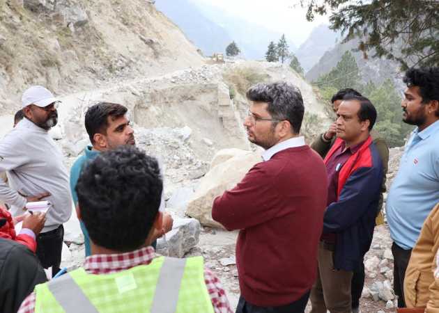 चमोली: बदरीनाथ और हेमकुंड साहिब की यात्रा को लेकर जिलाधिकारी ने किया हाईवे का निरीक्षण