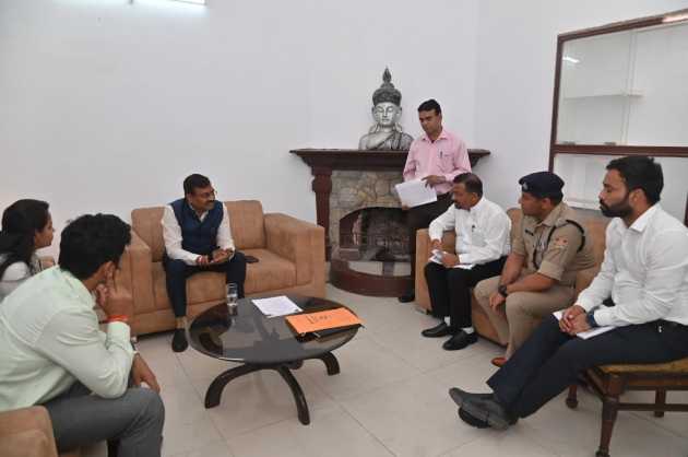 हरिद्वार: मुख्य सचिव आनन्द बर्द्धन ने आगामी 2027 कुंभ और चारधाम यात्रा की तैयारियों को लेकर जनपद के वरिष्ठ अधिकारियों के साथ बैठक की