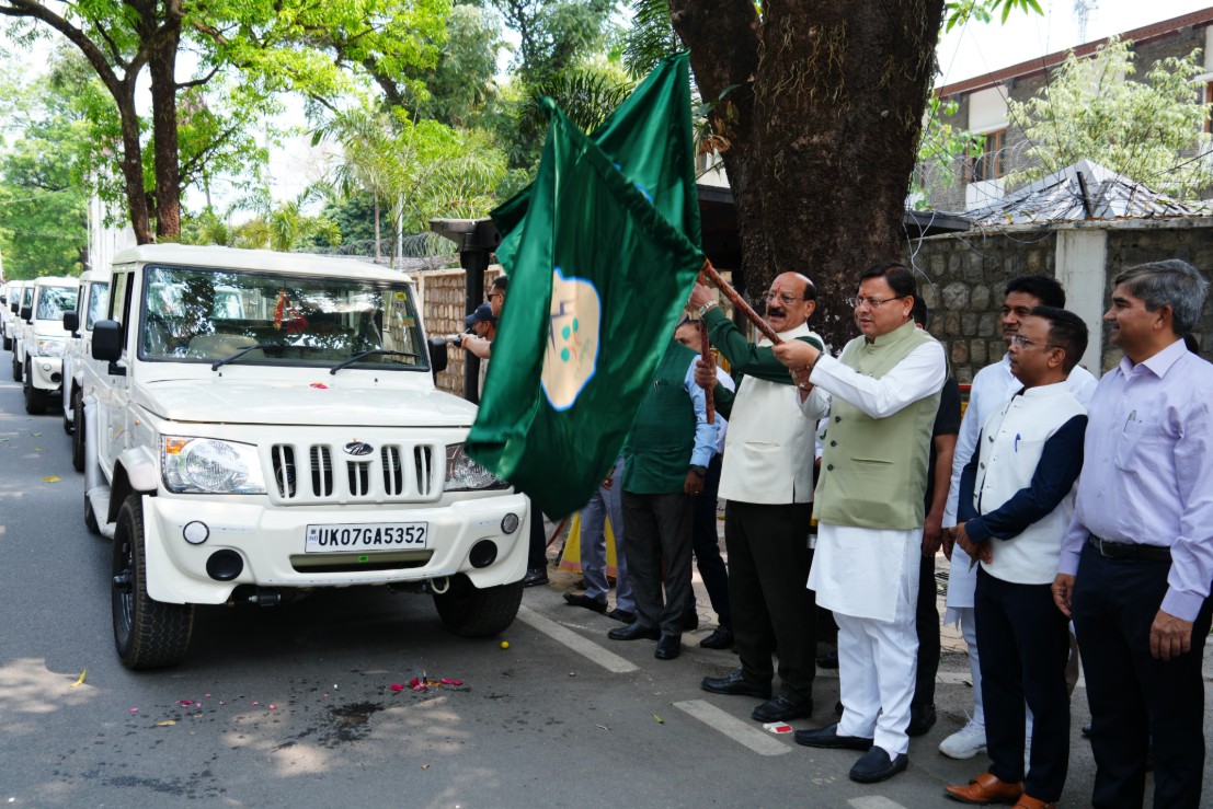 वन एवं वन्य जीव सुरक्षा के लिए वन विभाग द्वारा कैंपा योजना से खरीदे गए 23 बोलेरो कैम्पर वाहनों को रवाना किया CM धामी ने