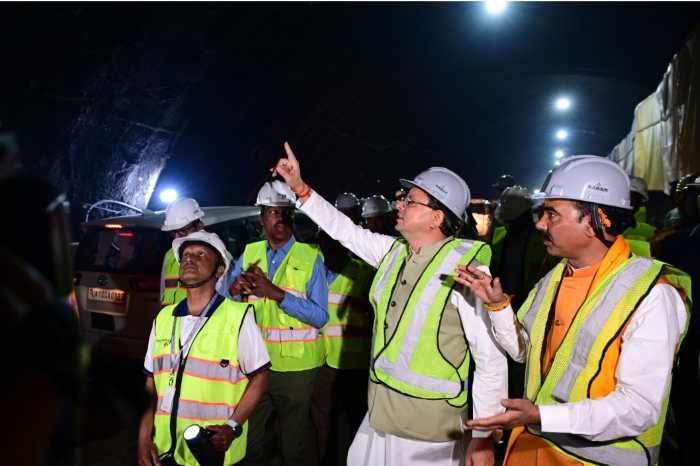 मुख्यमंत्री की मौजूदगी में सिलक्यारा टनल हुई ब्रेकथ्रू, लगभग 853 करोड़ लागत की इस परियोजना से गंगोत्री और यमुनोत्री धाम के बीच की दूरी 26 किमी होगी कम