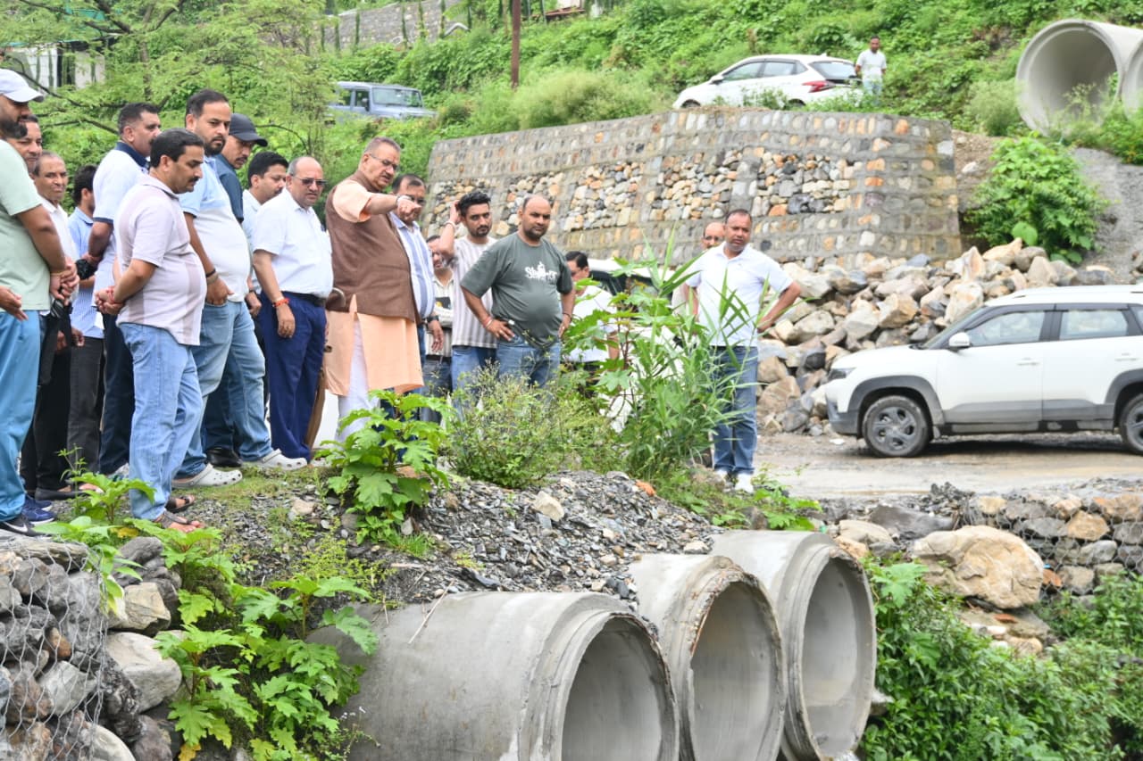 संवेदनशील क्षेत्रों का निरीक्षण कर कैबिनेट मंत्री गणेश जोशी ने सुरक्षात्मक कार्यों की प्रगति का लिया जायजा