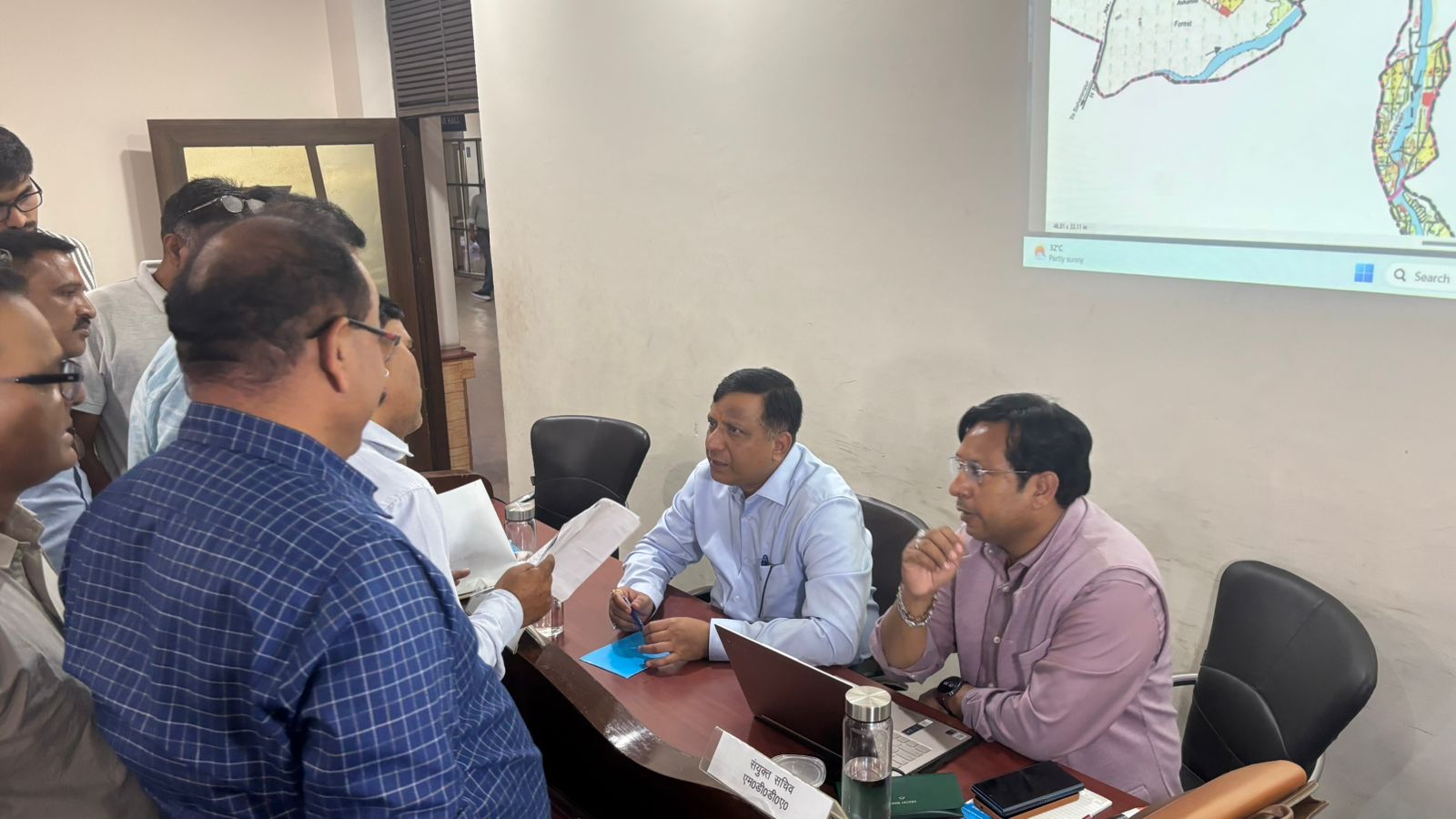 ग्राफिक एरा विश्वविद्यालय परिसर में आयोजित जनसुनवाई में स्थानीय नागरिकों, भू-स्वामियों एवं हितधारकों ने दर्ज कराई आपत्तियां और साझा किए विकास संबंधी सुझाव