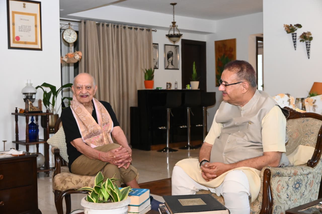 1971 युद्ध के महावीर चक्र विजेता लेफ्टिनेंट जनरल आनंद सरूप (सेवानिवृत्त) से सैनिक कल्याण मंत्री गणेश जोशी की शिष्टाचार भेंट