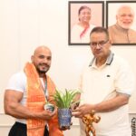 राष्ट्रीय बॉडीबिल्डिंग चैंपियन जसबीर सिंह गुसाई का कैबिनेट मंत्री गणेश जोशी ने किया सम्मान