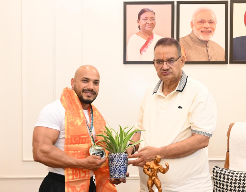 राष्ट्रीय बॉडीबिल्डिंग चैंपियन जसबीर सिंह गुसाई का कैबिनेट मंत्री गणेश जोशी ने किया सम्मान