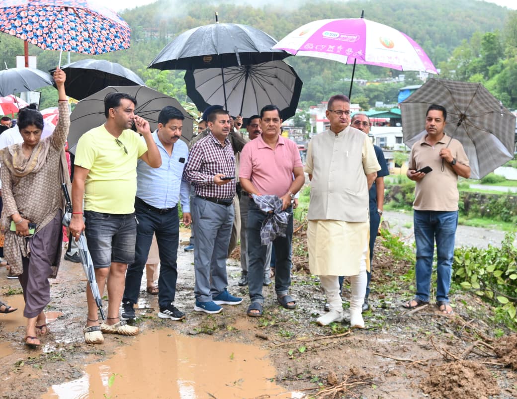 बीजापुर डैम के निकट संपर्क मार्ग का निरीक्षण, कैबिनेट मंत्री गणेश जोशी ने सुरक्षात्मक कार्यों में तेजी लाने के दिए निर्देश