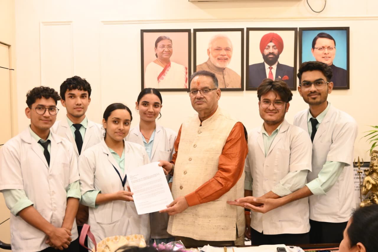 नर्सिंग विद्यार्थियों ने इंटर्नशिप के दौरान स्टाइपेंड की मांग को लेकर कैबिनेट मंत्री को सौंपा ज्ञापन